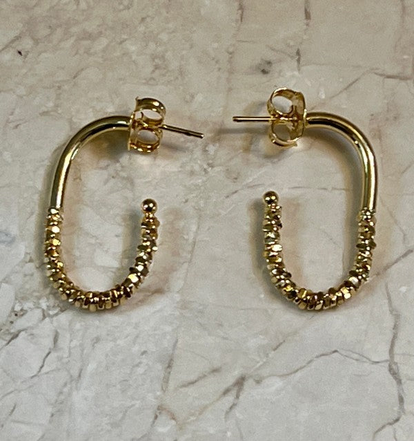 Sleek. Sparkly. Sophisticated. These Elongated Sparkle Gold Hoops are the perfect blend of modern minimalism and radiant charm. Designed to elongate the neckline and catch the light with every turn, they’re your go-to for both everyday elegance and special occasions.