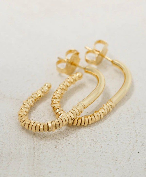Sleek. Sparkly. Sophisticated. These Elongated Sparkle Gold Hoops are the perfect blend of modern minimalism and radiant charm. Designed to elongate the neckline and catch the light with every turn, they’re your go-to for both everyday elegance and special occasions.