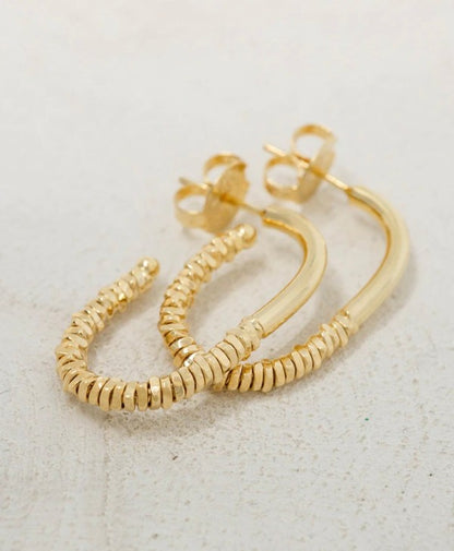 Sleek. Sparkly. Sophisticated. These Elongated Sparkle Gold Hoops are the perfect blend of modern minimalism and radiant charm. Designed to elongate the neckline and catch the light with every turn, they’re your go-to for both everyday elegance and special occasions.