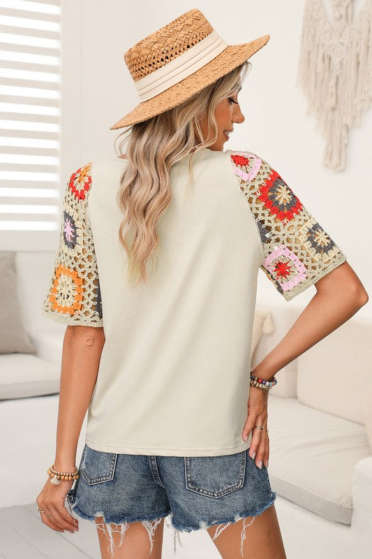 From casual to dressed up — this tee adapts thanks to its decorative sleeves.