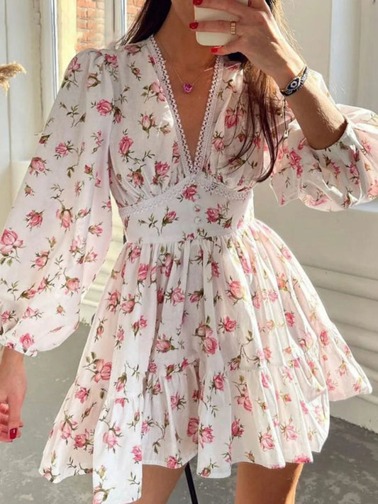 Plus size floral mini dress with V-neckline and long sleeves, featuring a flowy silhouette and romantic floral print — ideal for daytime or semi-formal wear