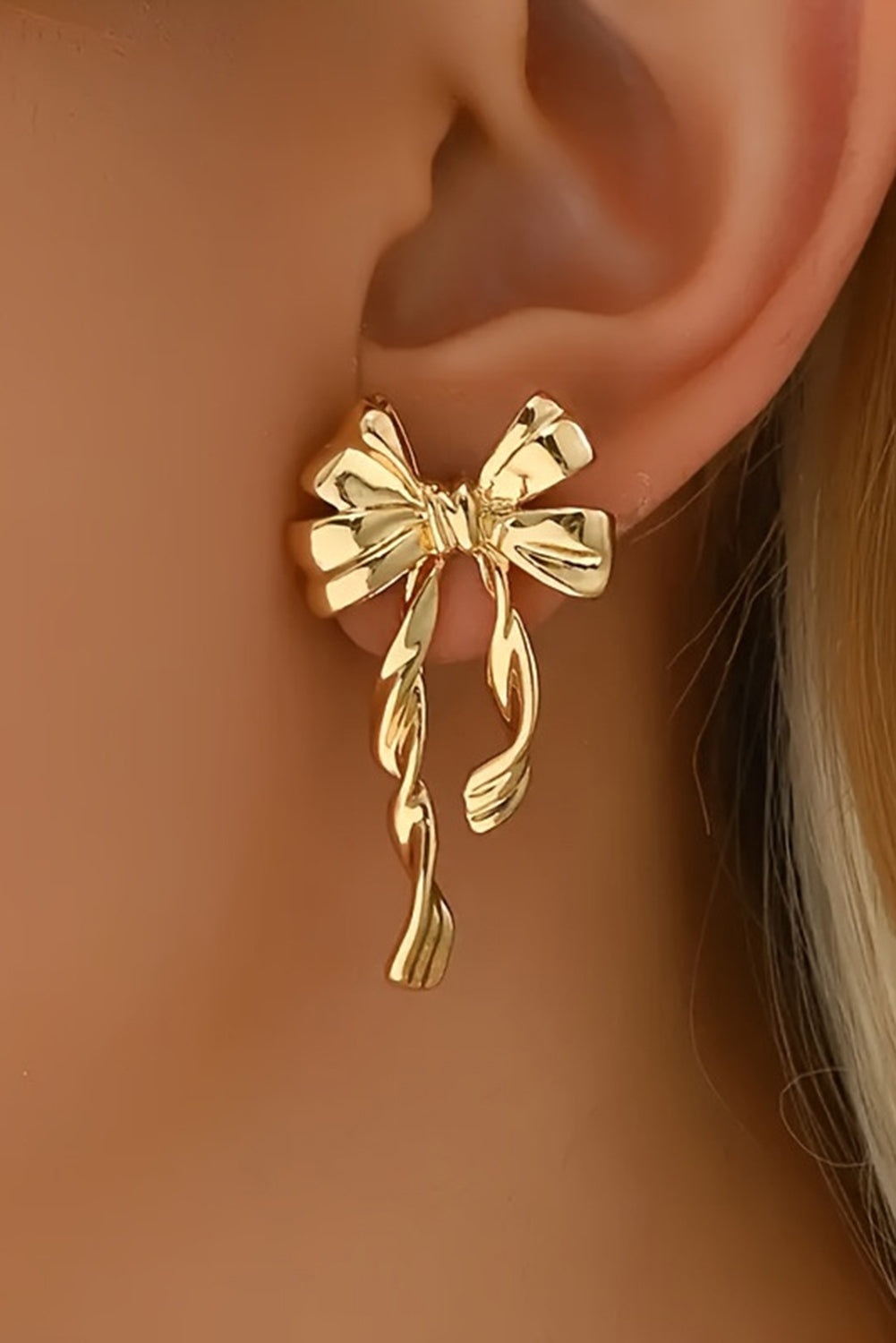 Sweet, simple, and effortlessly chic. These gold bow knot stud earrings are the kind of accessory that adds a touch of charm without saying a word. With their delicate design and polished finish, they’re perfect for everyday wear or adding a little sparkle to a special moment.