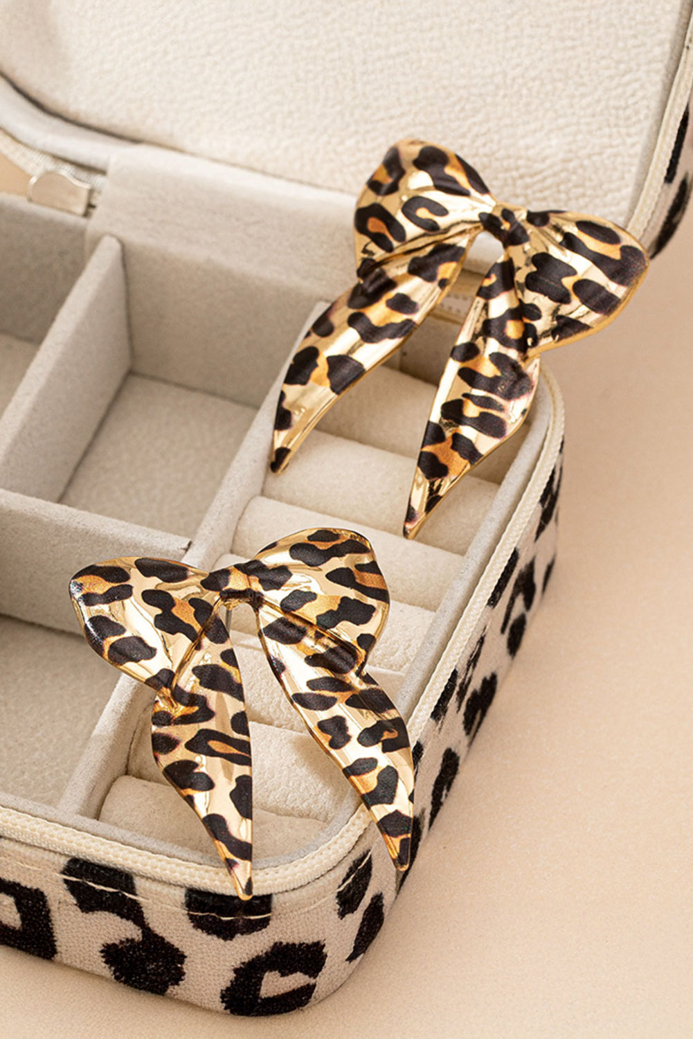 Fierce meets feminine. These statement earrings are where wild style and delicate charm collide. Featuring a bold leopard print wrapped into a graceful bow knot shape, finished in gleaming gold-plated alloy, they’re the perfect blend of edgy and sweet.