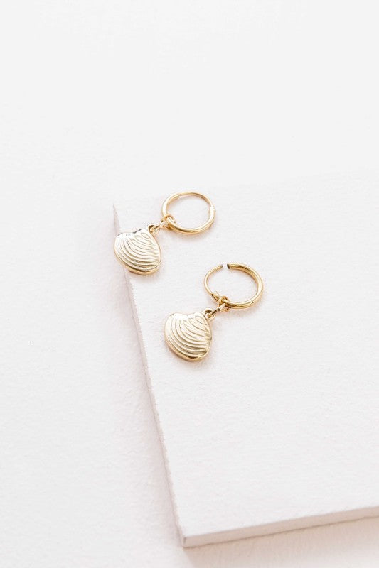Coastal charm meets everyday elegance. These Happy as a Clam Hoop Earrings feature removable clam shell pendants that swing from sleek hoops—giving you two styles in one. Whether you're channeling beach vibes or minimalist glam, these earrings are a playful nod to ocean-inspired beauty.