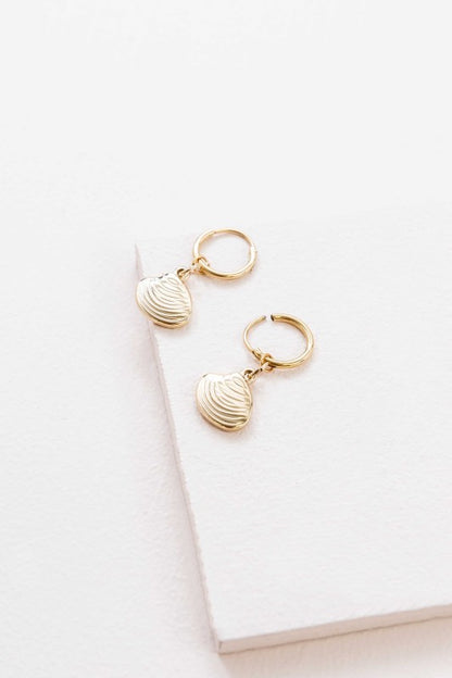 Coastal charm meets everyday elegance. These Happy as a Clam Hoop Earrings feature removable clam shell pendants that swing from sleek hoops—giving you two styles in one. Whether you're channeling beach vibes or minimalist glam, these earrings are a playful nod to ocean-inspired beauty.