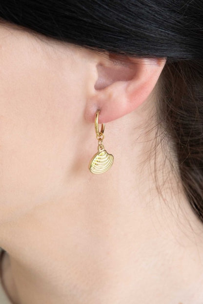 Coastal charm meets everyday elegance. These Happy as a Clam Hoop Earrings feature removable clam shell pendants that swing from sleek hoops—giving you two styles in one. Whether you're channeling beach vibes or minimalist glam, these earrings are a playful nod to ocean-inspired beauty.