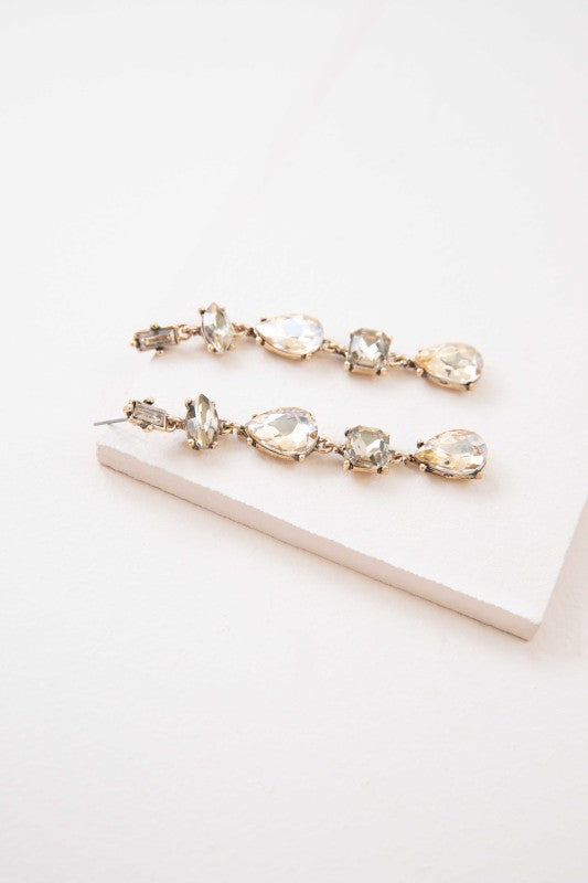 Glow like golden hour. These Iridescent Flare Dangle Earrings in golden tones are designed to catch the light with every move. Featuring a radiant iridescent finish and sleek drop silhouette, they’re perfect for weddings, parties, or adding a touch of glam to your everyday look.