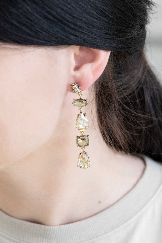 Glow like golden hour. These Iridescent Flare Dangle Earrings in golden tones are designed to catch the light with every move. Featuring a radiant iridescent finish and sleek drop silhouette, they’re perfect for weddings, parties, or adding a touch of glam to your everyday look.