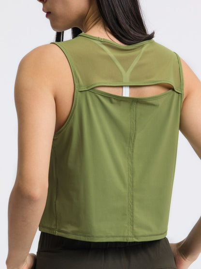 Flattering fit. Effortless style. The JupiterGear Round-Neck Cropped Tank is your new go-to for workouts, layering, and laid-back days. With a clean round neckline and a cropped silhouette that hits just right, this tank blends sporty function with everyday fashion.