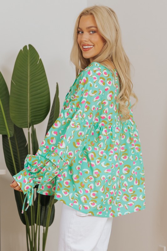 Lightweight 100% polyester fabric makes it perfect for warmer days or layering. 