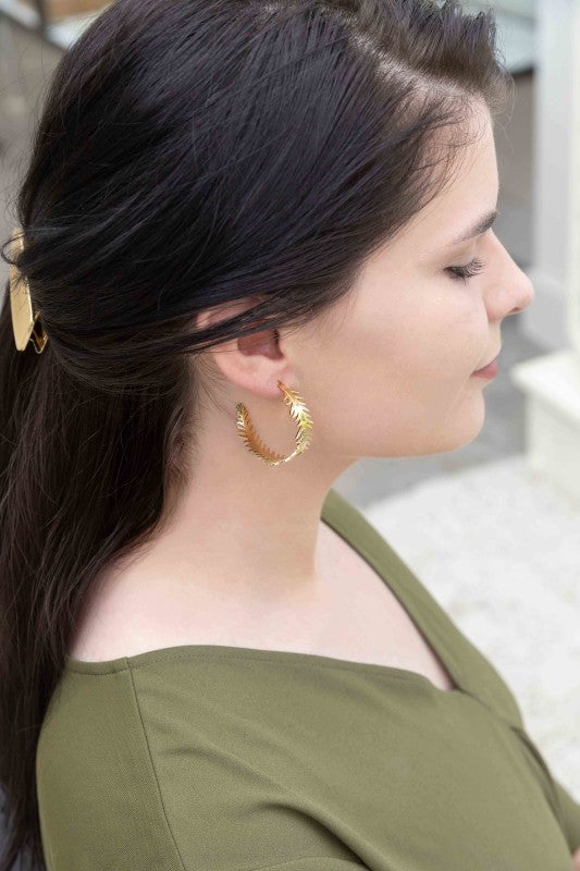 These Leaf Wreath Hoop Earrings feature a delicate arrangement of leaves—some adorned with shimmering crystals—forming a graceful wreath around your earlobe. Whether you’re dressing for brunch, a garden party, or a romantic evening, these hoops bring a touch of organic beauty to any look.