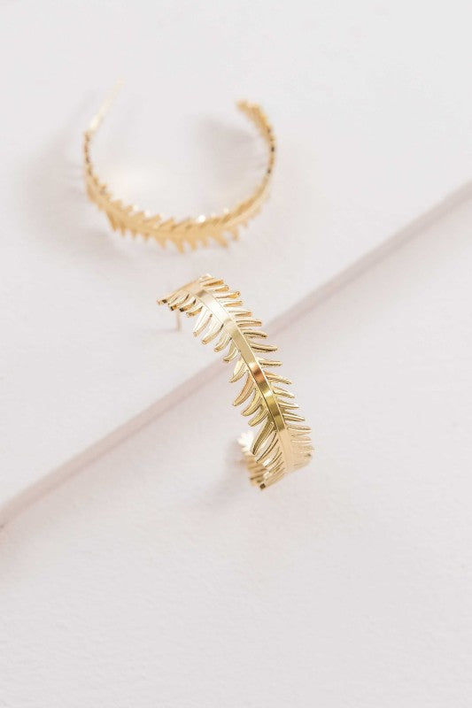 These Leaf Wreath Hoop Earrings feature a delicate arrangement of leaves—some adorned with shimmering crystals—forming a graceful wreath around your earlobe. Whether you’re dressing for brunch, a garden party, or a romantic evening, these hoops bring a touch of organic beauty to any look.