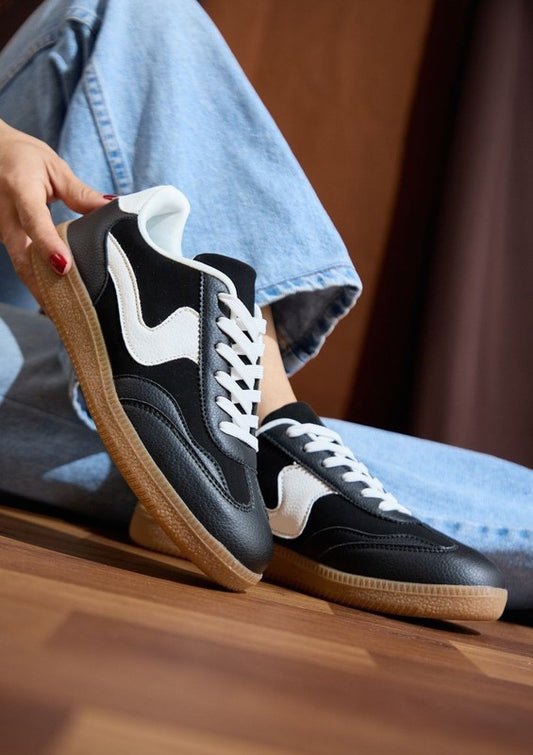 Retro sneakers with contrasting panels, lace-up closure, padded collar, and gum rubber sole in classic design.