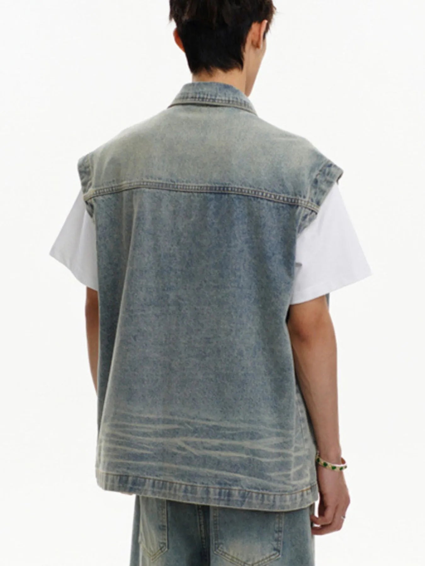 This men's plus-size sleeveless vintage washed denim jacket combines rugged, retro-inspired styling with a comfortable, relaxed fit for versatile, on-trend outerwear.