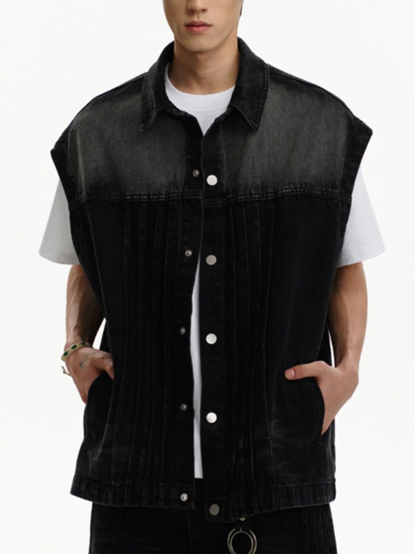 This men's plus-size sleeveless vintage washed denim jacket combines rugged, retro-inspired styling with a comfortable, relaxed fit for versatile, on-trend outerwear.