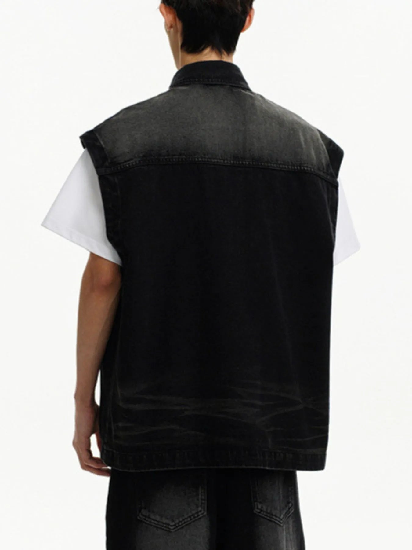 This men's plus-size sleeveless vintage washed denim jacket combines rugged, retro-inspired styling with a comfortable, relaxed fit for versatile, on-trend outerwear.