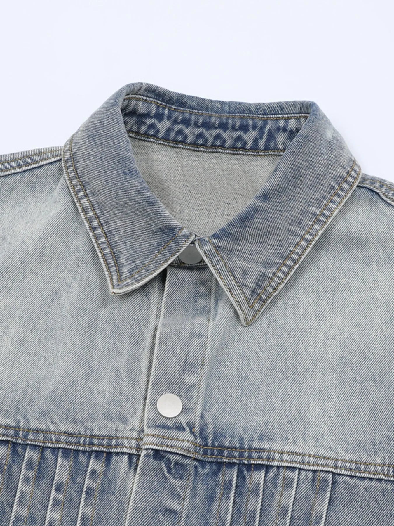 This men's plus-size sleeveless vintage washed denim jacket combines rugged, retro-inspired styling with a comfortable, relaxed fit for versatile, on-trend outerwear.