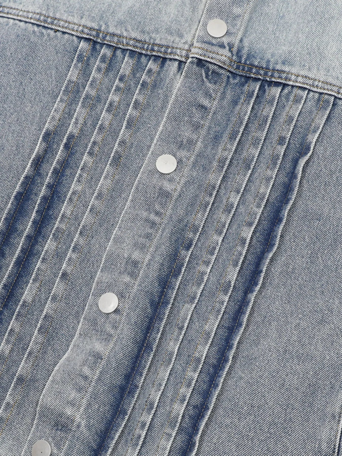 This men's plus-size sleeveless vintage washed denim jacket combines rugged, retro-inspired styling with a comfortable, relaxed fit for versatile, on-trend outerwear.