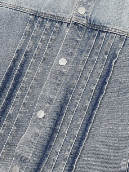 This men's plus-size sleeveless vintage washed denim jacket combines rugged, retro-inspired styling with a comfortable, relaxed fit for versatile, on-trend outerwear.