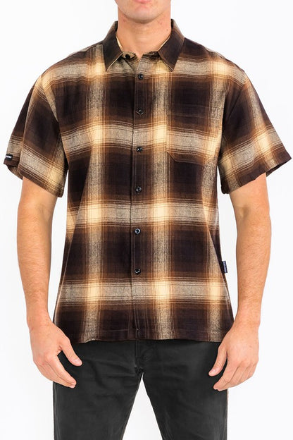 This men's plaid short-sleeve flannel offers a lightweight, breathable feel with a classic tartan pattern, making it a versatile casual layer for cooler days.
