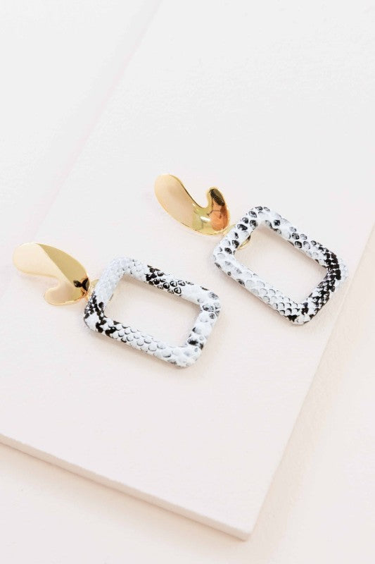 Glamour that moves with you. These Night Out Dangle Earrings are designed to sparkle under city lights and candlelit dinners alike. With a sleek silhouette and shimmering finish, they’re the perfect accessory for date nights, parties, or any moment you want to shine.