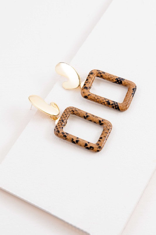 Warm tones. After-dark sparkle. The Night Out Dangle Earrings in Brown are designed to elevate your evening look with effortless charm. Featuring rich earth tones and a sleek silhouette, they’re perfect for date nights, cocktail parties, or any moment that calls for a little extra glow.