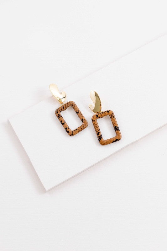 Warm tones. After-dark sparkle. The Night Out Dangle Earrings in Brown are designed to elevate your evening look with effortless charm. Featuring rich earth tones and a sleek silhouette, they’re perfect for date nights, cocktail parties, or any moment that calls for a little extra glow.