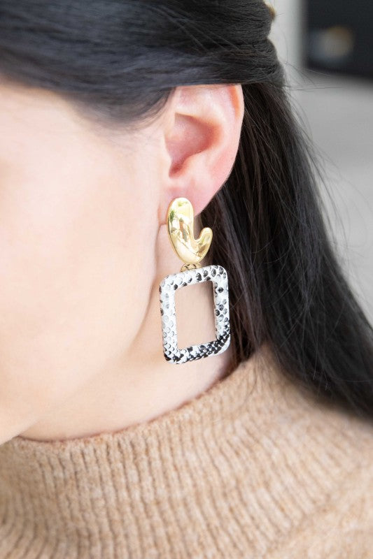 Glamour that moves with you. These Night Out Dangle Earrings are designed to sparkle under city lights and candlelit dinners alike. With a sleek silhouette and shimmering finish, they’re the perfect accessory for date nights, parties, or any moment you want to shine.