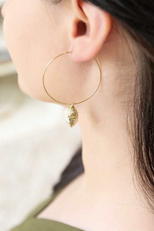 Golden hour meets ocean breeze. These Ocean Calls Hoop Earrings are a tribute to coastal calm and effortless elegance. Crafted in 14K gold-plated metal, they offer a sleek silhouette that’s perfect for beach days, sunset dinners, or simply channeling ocean vibes wherever you go.