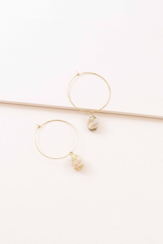 Golden hour meets ocean breeze. These Ocean Calls Hoop Earrings are a tribute to coastal calm and effortless elegance. Crafted in 14K gold-plated metal, they offer a sleek silhouette that’s perfect for beach days, sunset dinners, or simply channeling ocean vibes wherever you go.