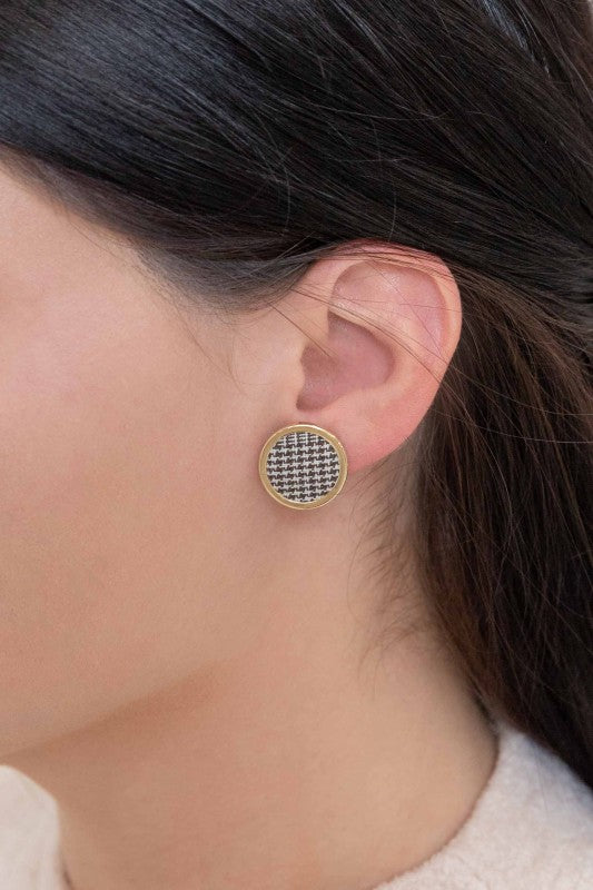 The Night Out Dangle Earrings in Brown are designed to elevate your evening look with effortless charm. Featuring rich earth tones and a sleek silhouette, they’re perfect for date nights, cocktail parties, or any moment that calls for a little extra glow.