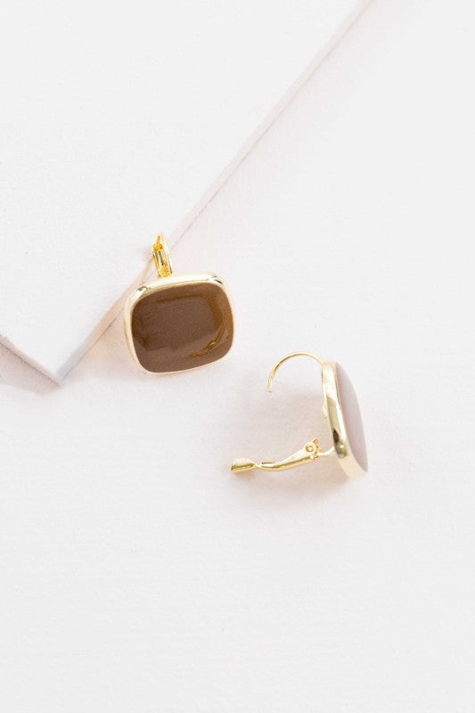 Earthy tone. Effortless style. The On the Go Hook Earrings in Brown are designed for movement, comfort, and understated elegance. With their sleek hook silhouette and warm neutral hue, they’re the perfect accessory to complement your everyday wardrobe—whether you're headed to work, brunch, or a weekend stroll.