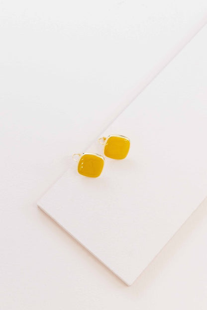 Bold color. Effortless style. The On the Go Hook Earrings in Mustard are designed for movement, comfort, and a splash of sunshine. With their sleek hook silhouette and warm mustard hue, they’re the perfect accessory to brighten up your day—whether you're headed to brunch, work, or a weekend market.