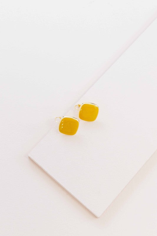 Bold color. Effortless style. The On the Go Hook Earrings in Mustard are designed for movement, comfort, and a splash of sunshine. With their sleek hook silhouette and warm mustard hue, they’re the perfect accessory to brighten up your day—whether you're headed to brunch, work, or a weekend market.