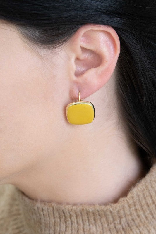 Bold color. Effortless style. The On the Go Hook Earrings in Mustard are designed for movement, comfort, and a splash of sunshine. With their sleek hook silhouette and warm mustard hue, they’re the perfect accessory to brighten up your day—whether you're headed to brunch, work, or a weekend market.