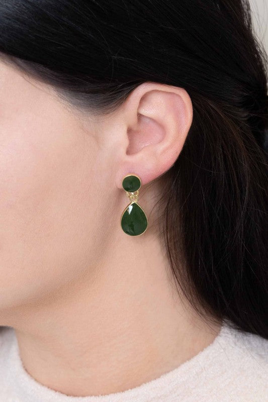 The On the Go Hook Earrings in Mustard are designed for movement, comfort, and a splash of sunshine. With their sleek hook silhouette and warm mustard hue, they’re the perfect accessory to brighten up your day—whether you're headed to brunch, work, or a weekend market.