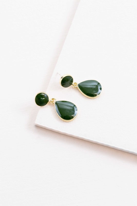The On the Go Hook Earrings in Mustard are designed for movement, comfort, and a splash of sunshine. With their sleek hook silhouette and warm mustard hue, they’re the perfect accessory to brighten up your day—whether you're headed to brunch, work, or a weekend market.