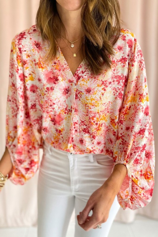 V-neckline that flatters the neck and adds elegance. 