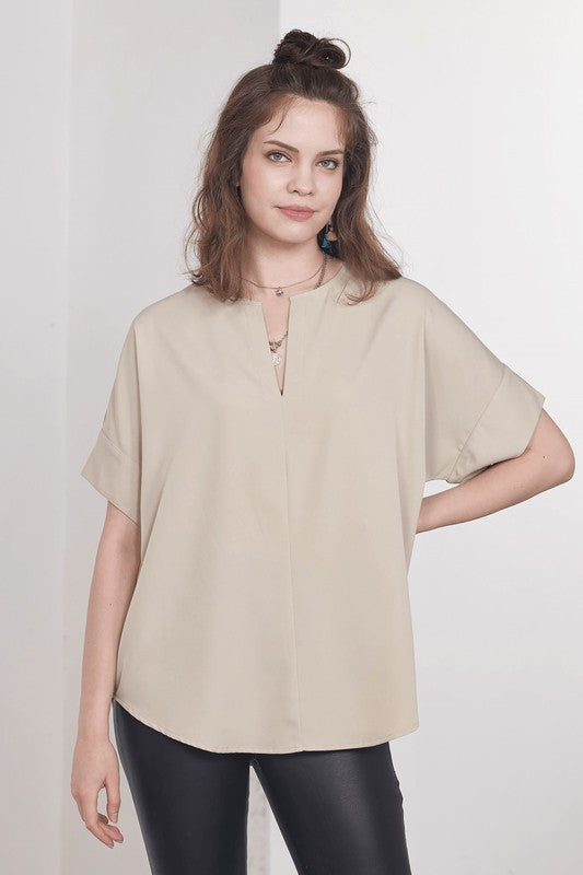 Plus-size V-neckline that flatters the neckline.