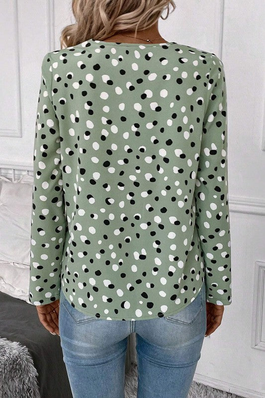 Easy to pair with skirts, jeans, or trousers.