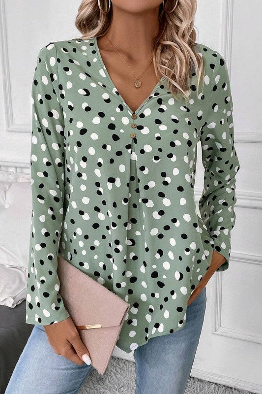 Chic V-neckline that flatters the décolletage.