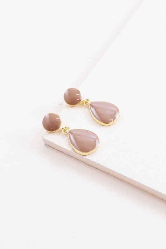 The Pure Tear Drop Earrings in Mauve are designed to bring subtle sophistication to your jewelry collection. With their classic teardrop shape and muted mauve tone, they’re perfect for romantic evenings, seasonal styling, or everyday glam with a gentle twist.