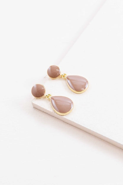 The Pure Tear Drop Earrings in Mauve are designed to bring subtle sophistication to your jewelry collection. With their classic teardrop shape and muted mauve tone, they’re perfect for romantic evenings, seasonal styling, or everyday glam with a gentle twist.