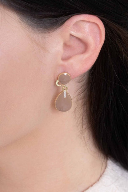The Pure Tear Drop Earrings in Mauve are designed to bring subtle sophistication to your jewelry collection. With their classic teardrop shape and muted mauve tone, they’re perfect for romantic evenings, seasonal styling, or everyday glam with a gentle twist.