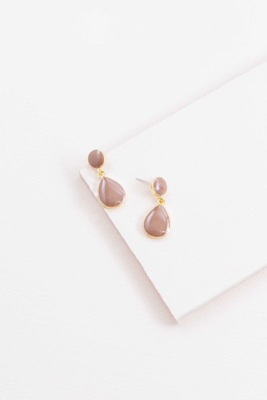 The Pure Tear Drop Earrings in Mauve are designed to bring subtle sophistication to your jewelry collection. With their classic teardrop shape and muted mauve tone, they’re perfect for romantic evenings, seasonal styling, or everyday glam with a gentle twist.