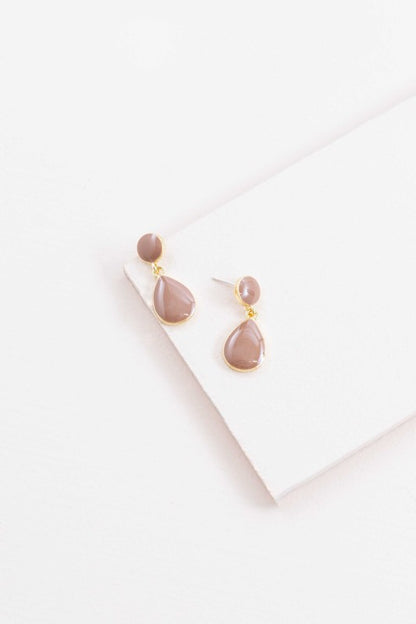 The Pure Tear Drop Earrings in Mauve are designed to bring subtle sophistication to your jewelry collection. With their classic teardrop shape and muted mauve tone, they’re perfect for romantic evenings, seasonal styling, or everyday glam with a gentle twist.