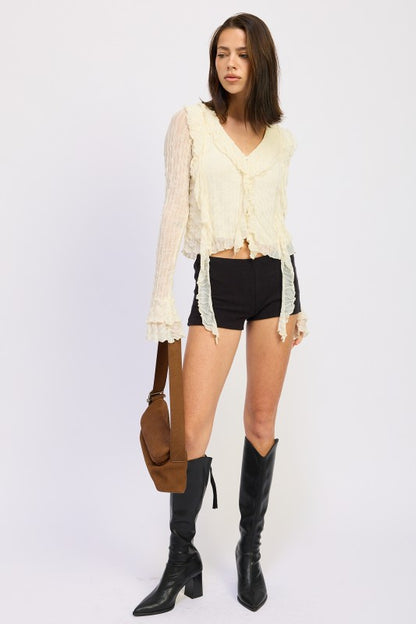 Ideal top for transitioning between seasons — with enough warmth without bulk. 