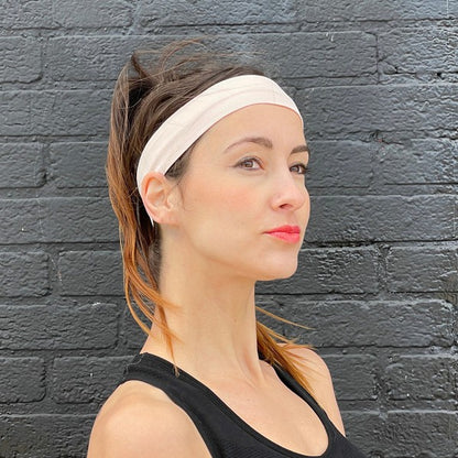 Stay cool, dry, and dialed in with the Running Sweat-Wicking Headband—your go-to gear for high-intensity workouts, long runs, and everything in between. Designed to pull moisture away from your skin and keep hair in place, it’s the perfect blend of performance and comfort.
