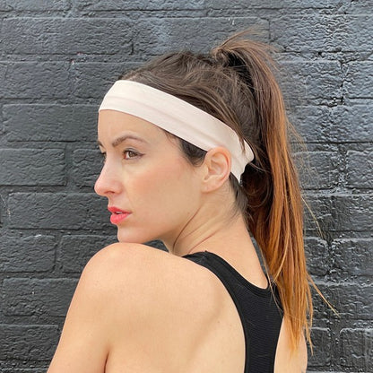 Stay cool, dry, and dialed in with the Running Sweat-Wicking Headband—your go-to gear for high-intensity workouts, long runs, and everything in between. Designed to pull moisture away from your skin and keep hair in place, it’s the perfect blend of performance and comfort.
