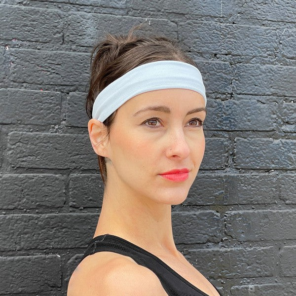 Stay cool, dry, and dialed in with the Running Sweat-Wicking Headband—your go-to gear for high-intensity workouts, long runs, and everything in between. Designed to pull moisture away from your skin and keep hair in place, it’s the perfect blend of performance and comfort.